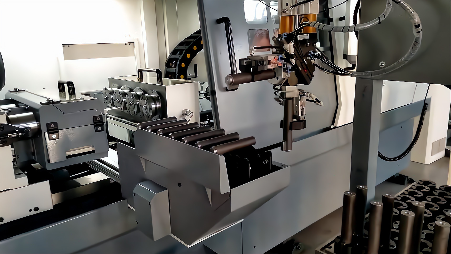 ZK2115×4B/500A 深孔鉆床配置桁架機(jī)械手，加工手槍槍管單機(jī)自動(dòng)化